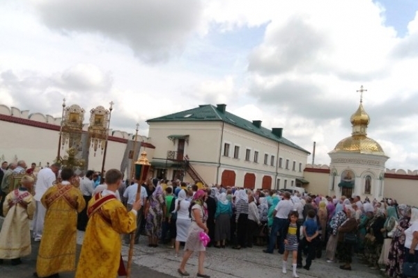 Сьогодні на храмове свято до Свято-Троїцького Межиріцького монастиря з`їхалися сотні паломників