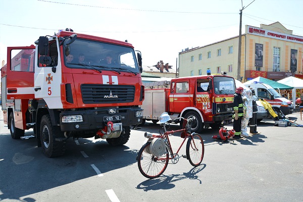 На День міста Дубно співробітники ДСНС розважали людей і рятували від спеки