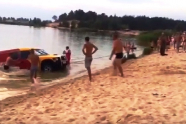 На Рівненщині відпочиваючі самотужки діставали потонулу автівку (Відео)
