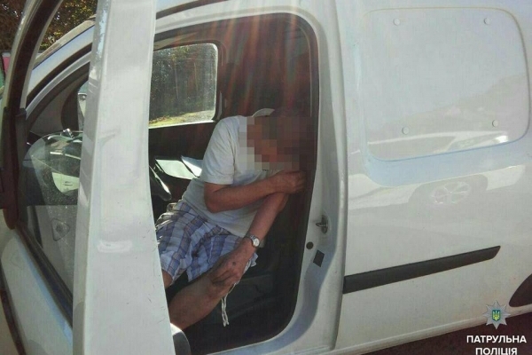 Водій був настільки п'яним, що заснув перед поліцейськими (Фото)