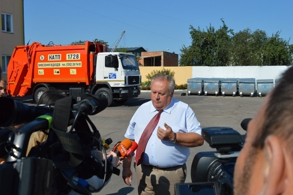 Рівненське «КАТП-1728» придбало новий сміттєвоз та контейнери для побутових відходів (Фото)