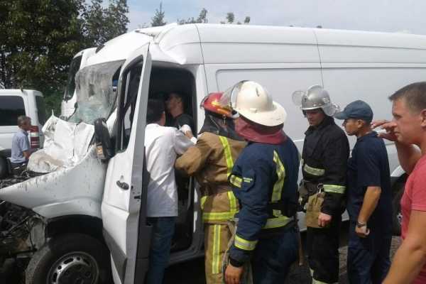 Водія з понівеченого буса діставали рятувальники (Фото)