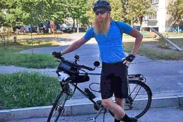 Спортсмен з Бельгії примандрував на велосипеді у Вараш. Розмалював підстанцію
