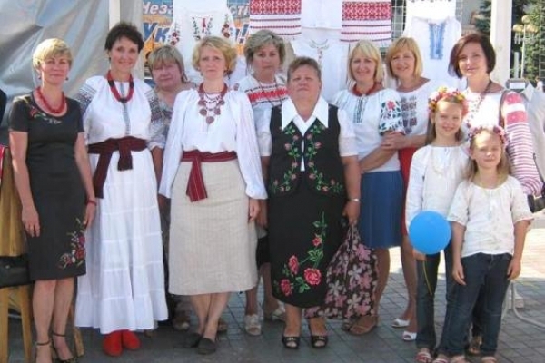 Рівненські вишивальниці (стоп-кадр у День Незалежності)
