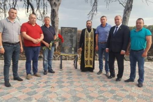 Поліщуки з Рівненщини заклали перший брус під будівництво храму у Волновасі 