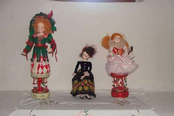 До дня знань в Острозі відкрили виставку креативної ляльки