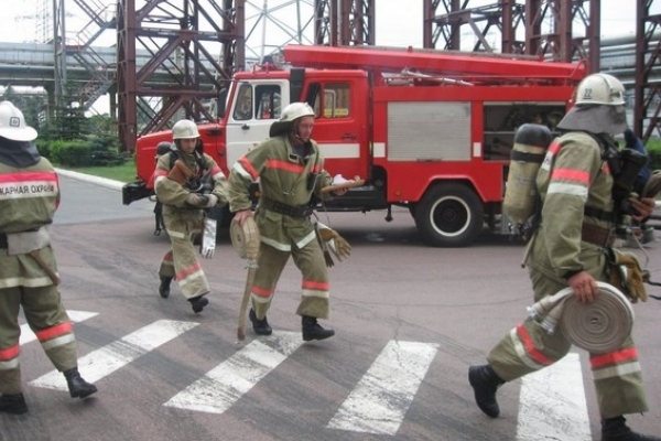Рівненські рятувальники допомагають ліквідовувати пожежу у Калинівці