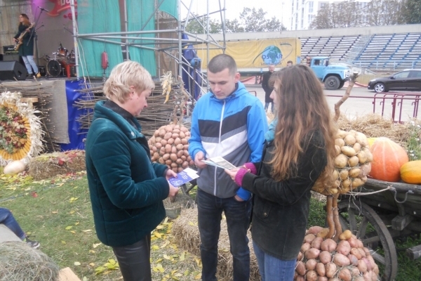 Працівники Рівненської юстиції консультували відвідувачів фестивалю «Бульба-фест» (Фото)