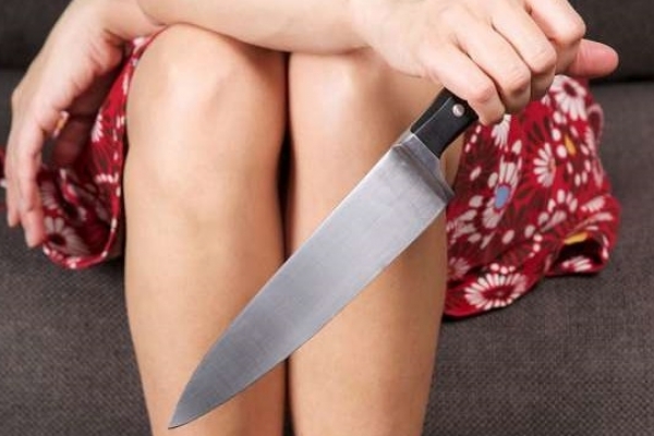 Жителька Рівненщини провчила співмешканця, всадивши в нього ножа 