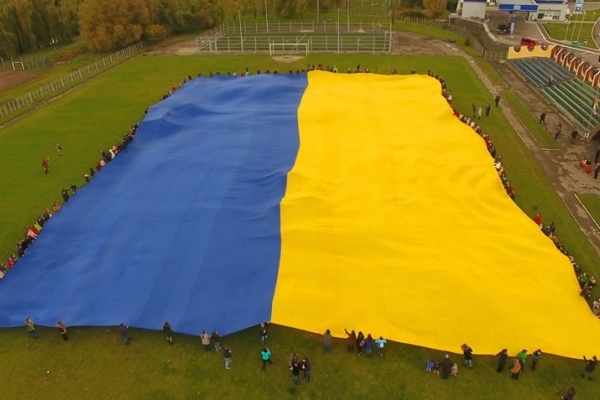 Найбільший у світі синьо-жовтий стяг розгорнули у Рівному: як це було (Відео)