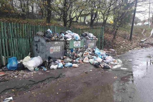 Жителі вулиці Макарова нагадують «Санкому» - пора вивезти сміття! (Фото)