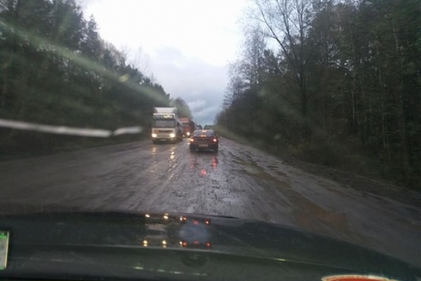 Попри дощ на Рівненщині ремонтують дороги (Фото)