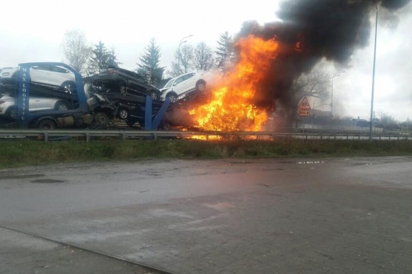 У Білій Криниці зіткнулися та загорілись дві вантажівки (Фото)