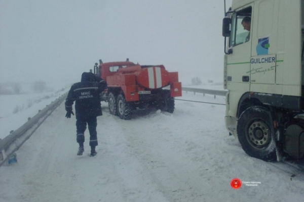 За добу рівненські рятувальники витягнули із снігових заметів 17 автомобілів у 5 населених пунктах області