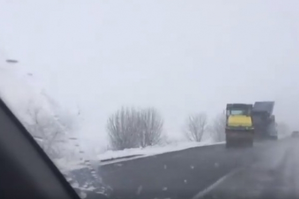 Рівненські шляховики ремонтують дороги у снігопад (Відео)