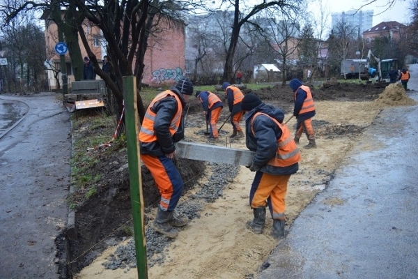 Рівненські комунальники трудяться перед Новим роком (Фотофакт)