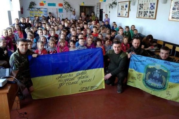 В Костополі бійці АТО передали школярам через волонтерів прапор