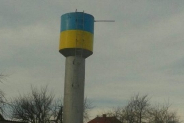 Ще не вмерла Україна: на Костопільщині відремонтовану водонапірну башту пофарбували у рідні кольори 