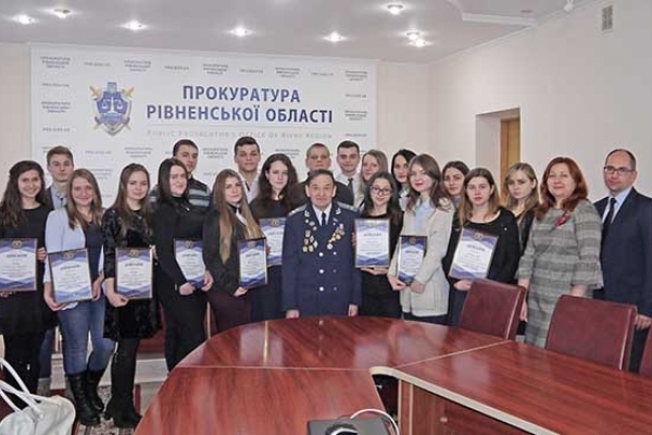 Прокуратура Рівненщини нагородила переможців студентського конкурсу