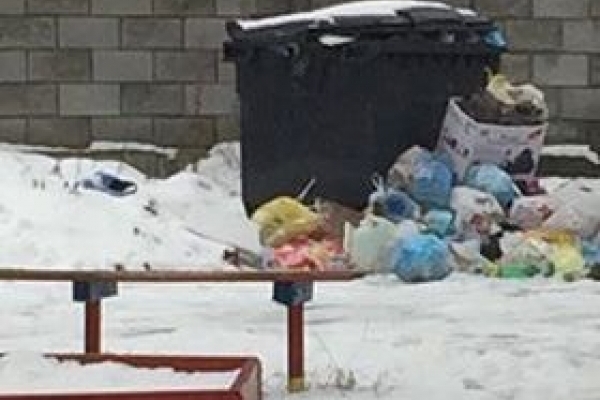 Батьки б'ють на сполох! Діти мешканців будинку у Рівному бавляться майже у смітті (Фото)
