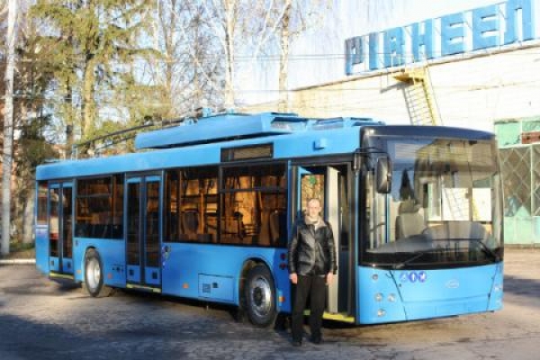 До Рівного прибув перший новий тролейбус-електромобіль