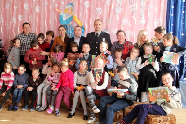 Правоохоронці Рівненського району подарували дітям свято (ФОТО)