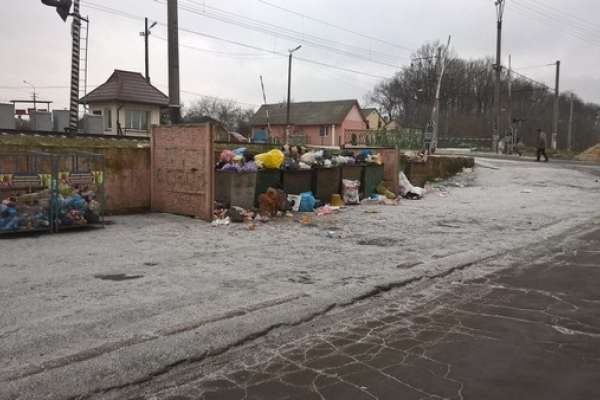 Квасилів не відстає від Рівного: сміття «наздогнало» і мешканців селища (Фото)