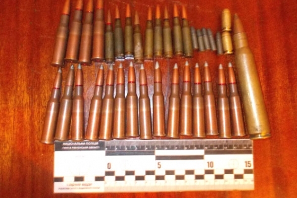 На Рівненщині поліцейські вилучили понад 60 патронів та дві гранати (ФОТО)