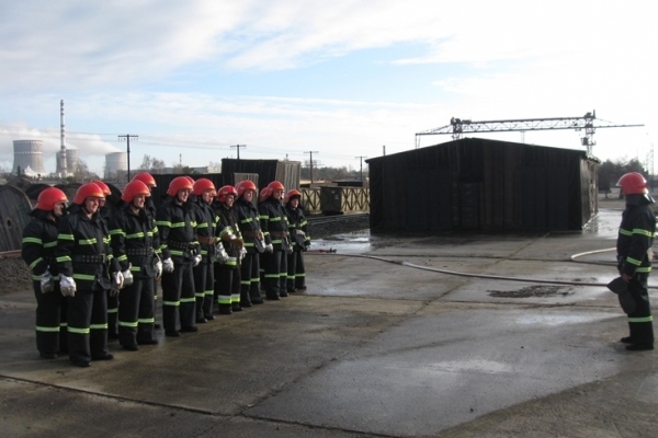 Рятувальники з охорони Рівненської АЕС провели відпрацювання з ліквідації умовної пожежі на складах зовнішнього зберігання