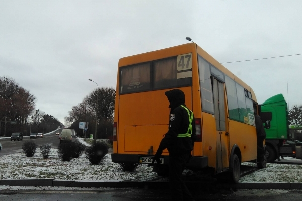 На перехресті вулиць Дубенська - Макарова трапилась ДТП за участю маршрутки (Фото)