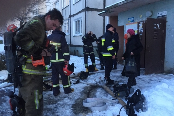 У Рівному горіла багатоповерхівка: мешканців евакуювали (Фото)