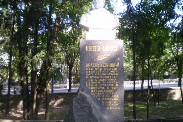 Рівне: пам'ятник герою громадянської війни та прихильнику більшовиків не демонтують? (Відеокоментар)