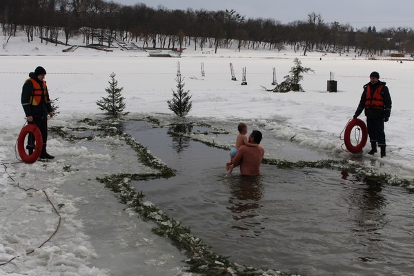 Доки жителі Рівненщини у крижаній воді купалися, рятувальники їх контролювали (Фото)