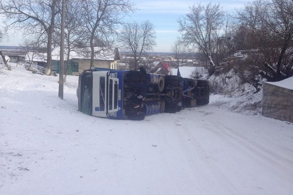 На Рівненщині перевернулася вантажівка (Фото)