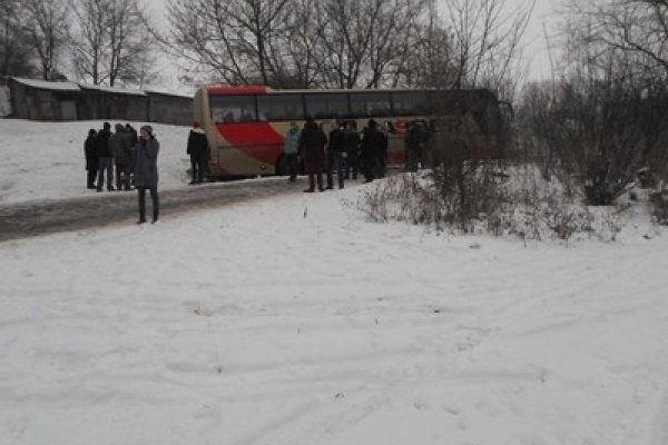 Рівненські рятувальники витягнули автобус з 35 пасажирами (Фото)