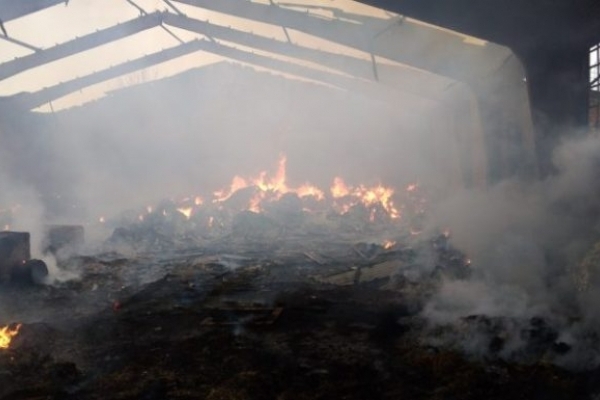 У Березнівському районі згоріли склади кормів