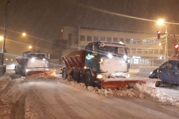 Зі снігом у Рівному борються рятувальники, поліція, працівники ШЕУ та депутати (Фото, відео)