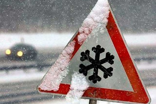 Рятувальники на Рівненщині визволили автомобіль, який застряг у снігу