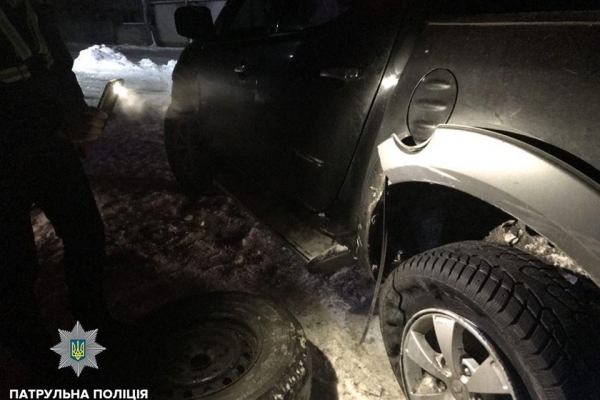 На Рівненщині втікаючи від переслідування поліції чоловік розтрощив власне авто