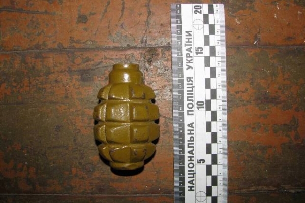 На Рівненщині у поліцію принесли гранату та тротилову шашку