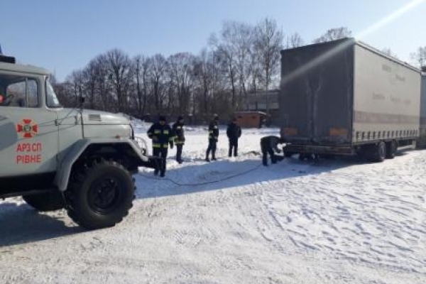 У Рівному в снігову пастку потрапила вантажівка (Відео)