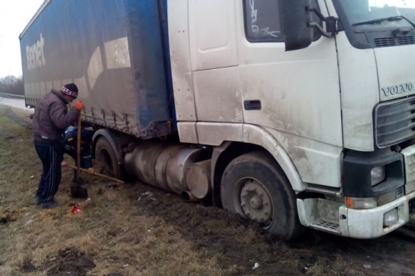 На Рівненщині вантажівка застрягла у багнюці