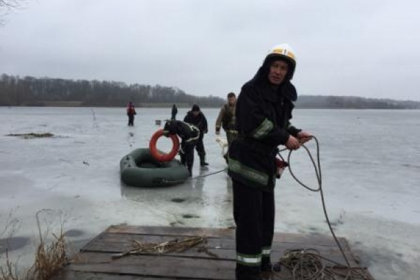 В поліції оприлюднили відео порятунку людей на Басівкутському озері 