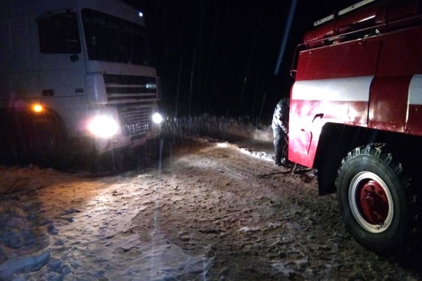 Через складні погодні умови на дорогах Рівненщини утворилися затори (Фото)