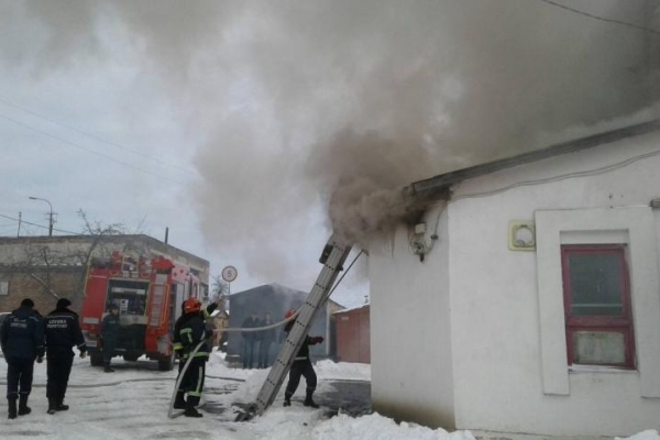 У Рівному рятувальники ліквідували пожежу в неексплуатованій  будівлі