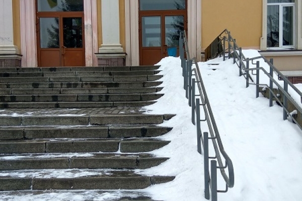 У місті на Рівненщині мами з дитячими колясками до приміщення залізничного вокзалу не доїдуть (Фотофакт)