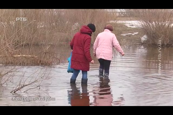 На Рівненщині сполучення між двома селами залило річкою (Відео)
