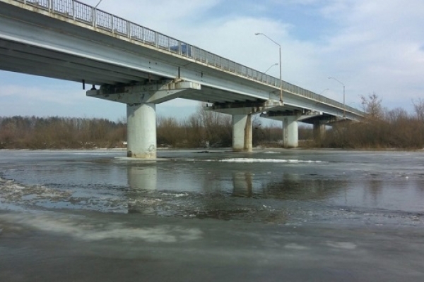 На Рівненщині жінка впала з мосту в крижану воду