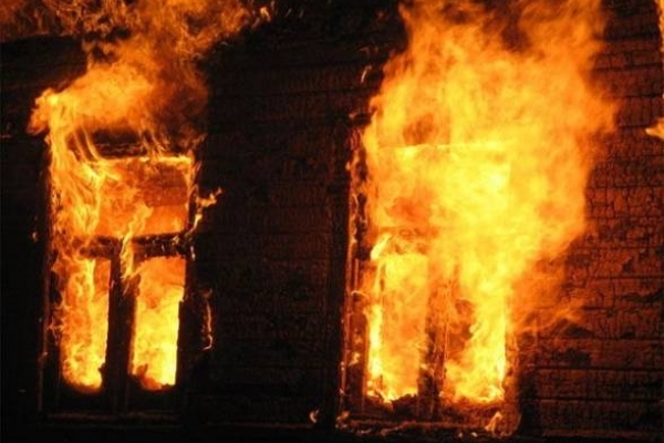 На Рівненщині поліцейський врятував людину з палаючого будинку (Відео)