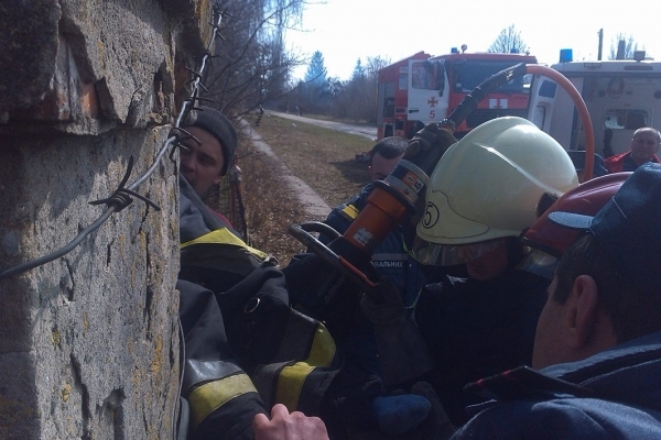 На Рівненщині рятували хлопця, який настромився на арматуру (Відео)
